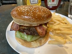 Kevin Bacon @ Whoopi Gold Burger