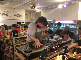 DJ KONISHI Yasuharu at the conbini