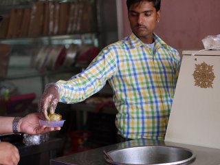 Serving Gol Gappa